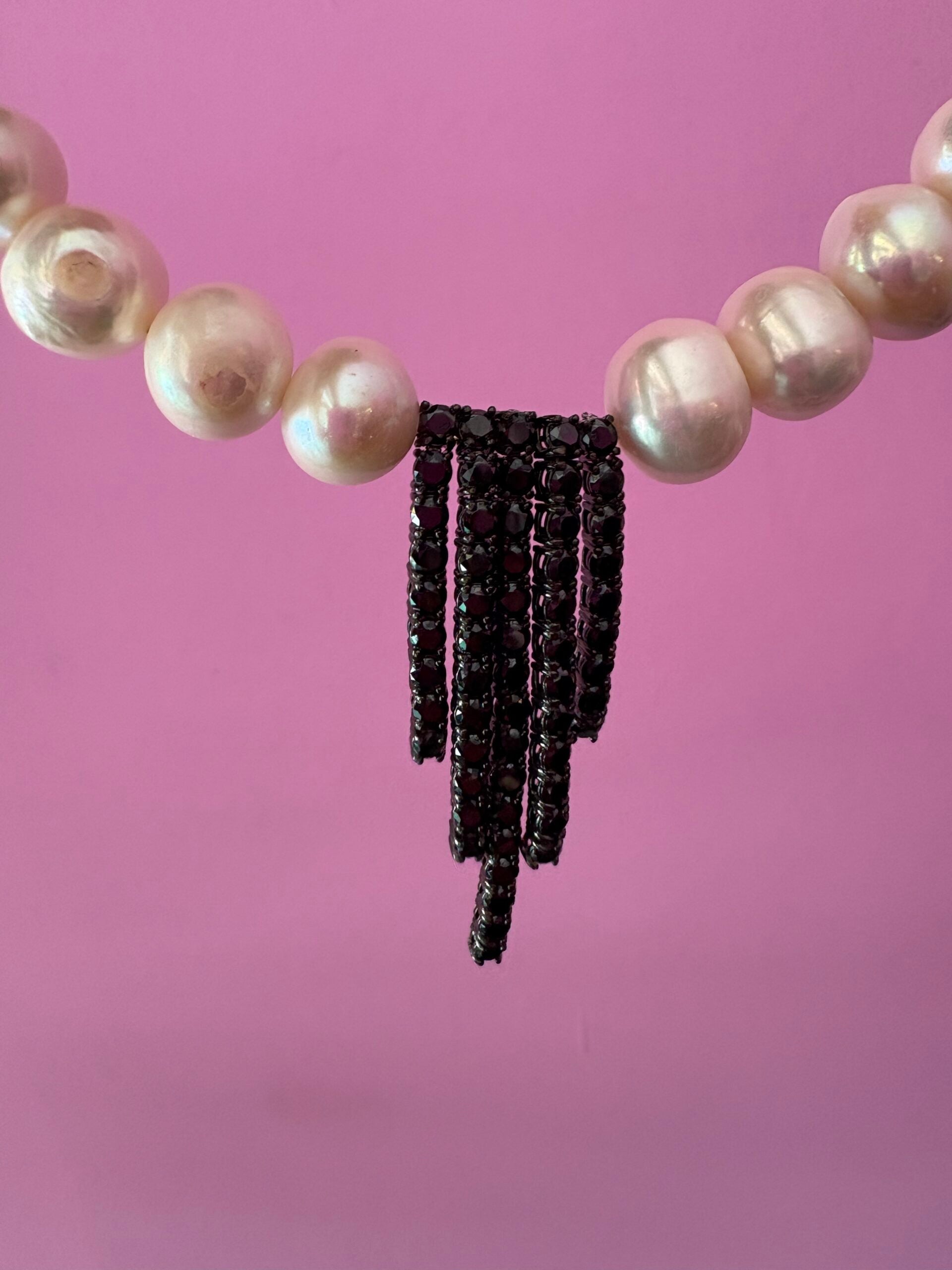 INCANTEVOLE -  Chocker flessibile  di perle semiround con  Cascata di tennis argento  black