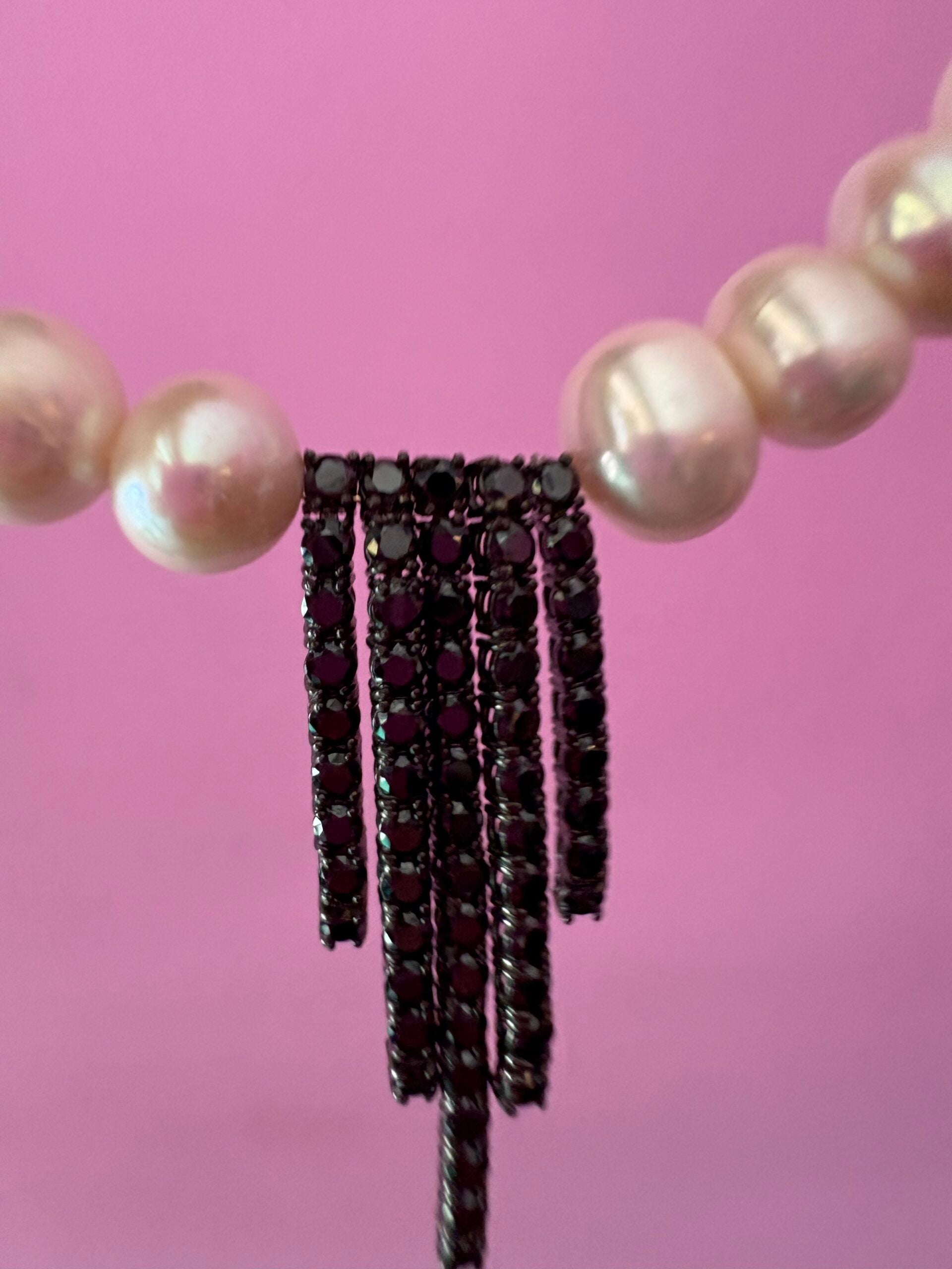 INCANTEVOLE -  Chocker flessibile  di perle semiround con  Cascata di tennis argento  black