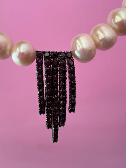INCANTEVOLE -  Chocker flessibile  di perle semiround con  Cascata di tennis argento  black