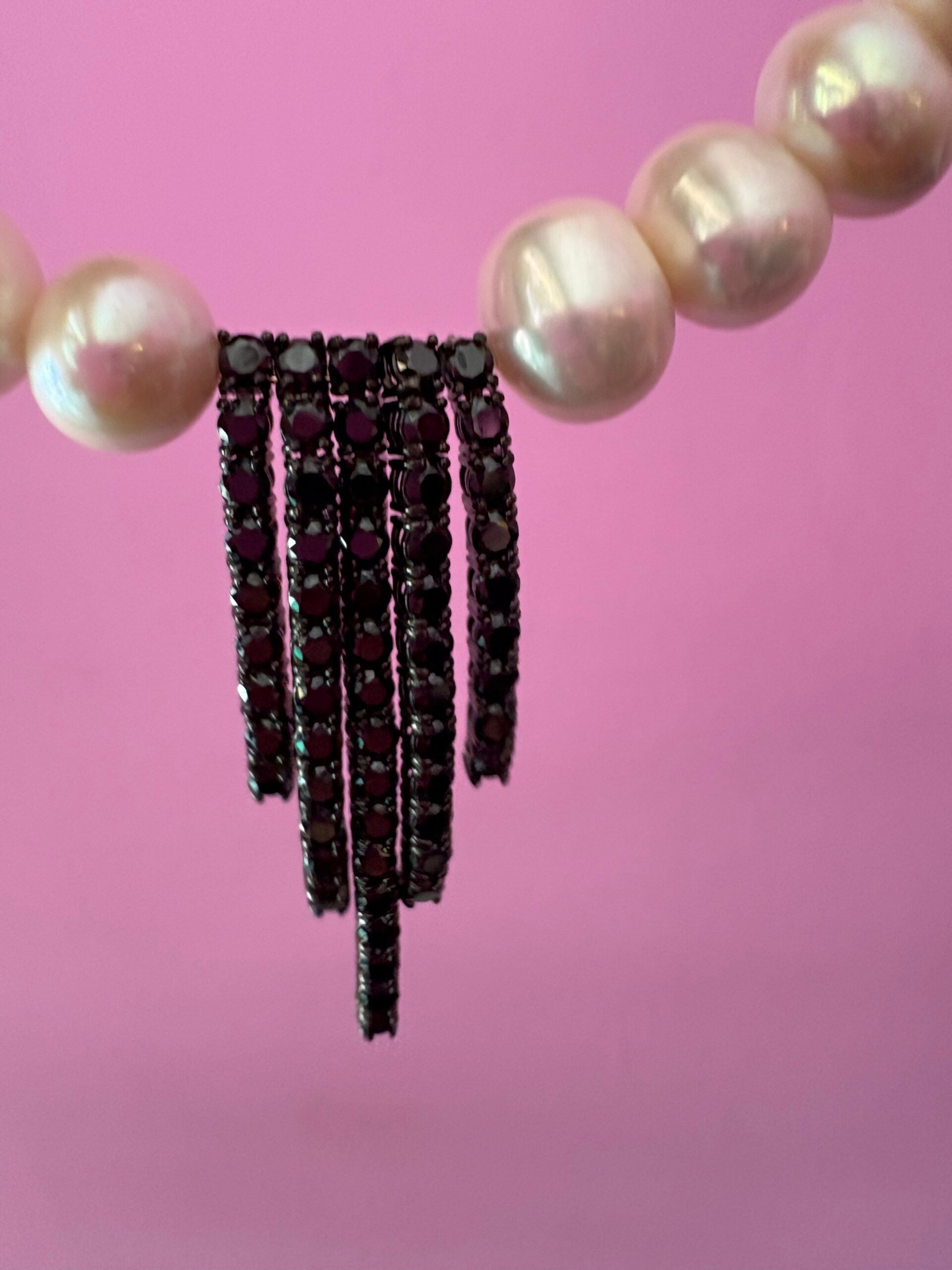 INCANTEVOLE -  Chocker flessibile  di perle semiround con  Cascata di tennis argento  black