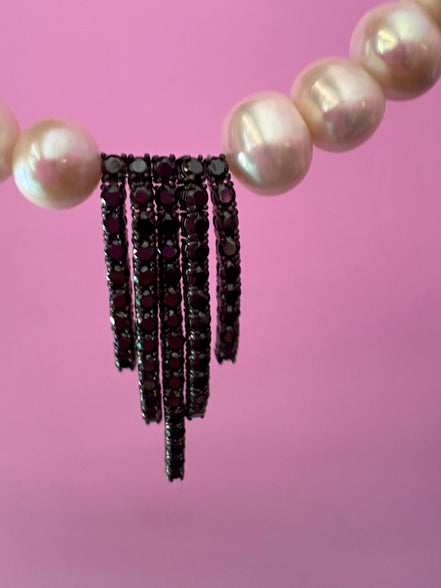 INCANTEVOLE -  Chocker flessibile  di perle semiround con  Cascata di tennis argento  black