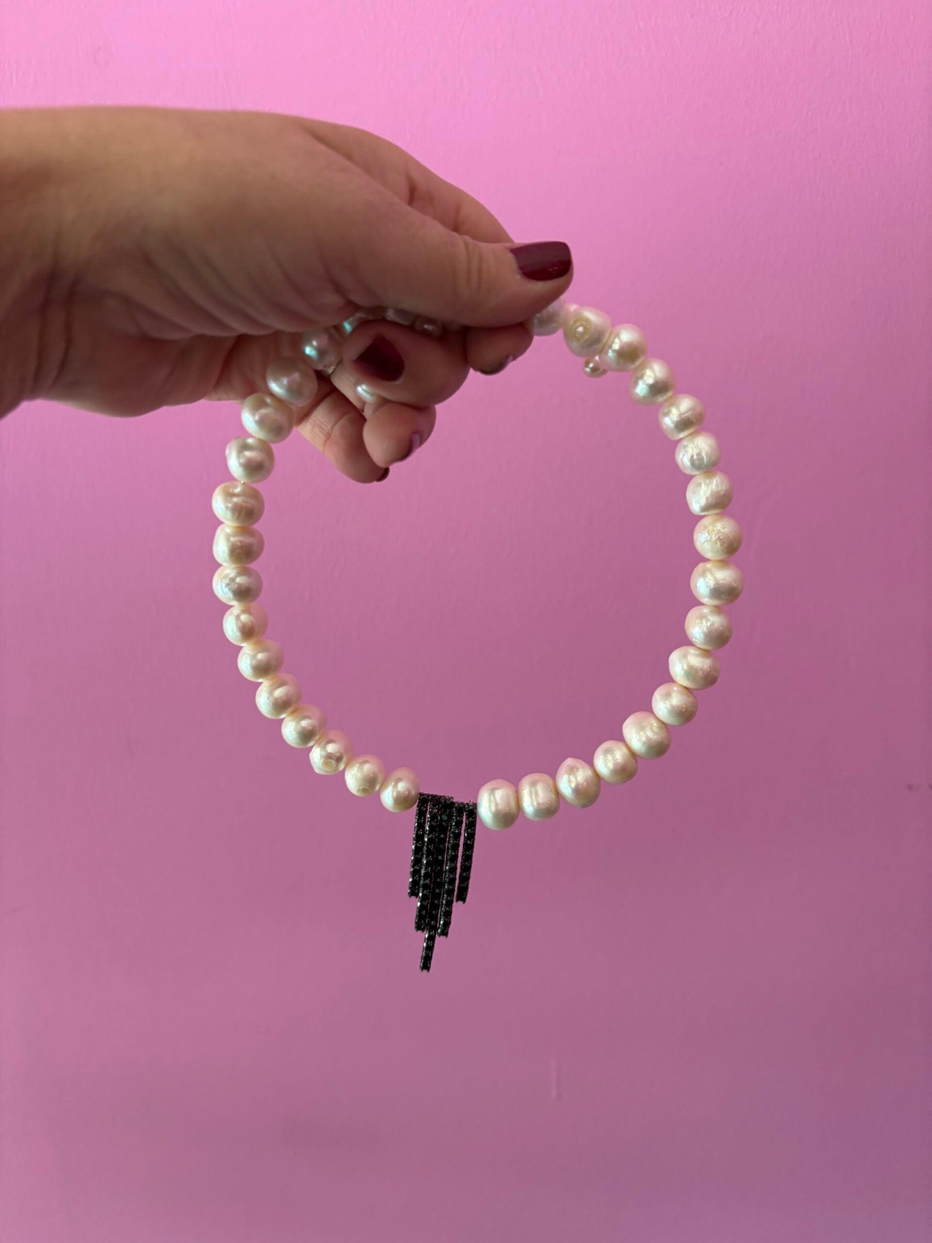 INCANTEVOLE -  Chocker flessibile  di perle semiround con  Cascata di tennis argento  black