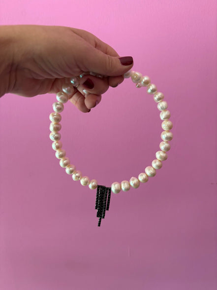 INCANTEVOLE -  Chocker flessibile  di perle semiround con  Cascata di tennis argento  black
