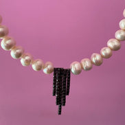 INCANTEVOLE -  Chocker flessibile  di perle semiround con  Cascata di tennis argento  black