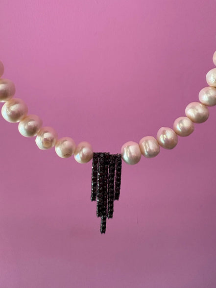 INCANTEVOLE -  Chocker flessibile  di perle semiround con  Cascata di tennis argento  black