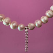 INCANTEVOLE -  Chocker flessibile  perle coltivate  con pendente   tennis argento