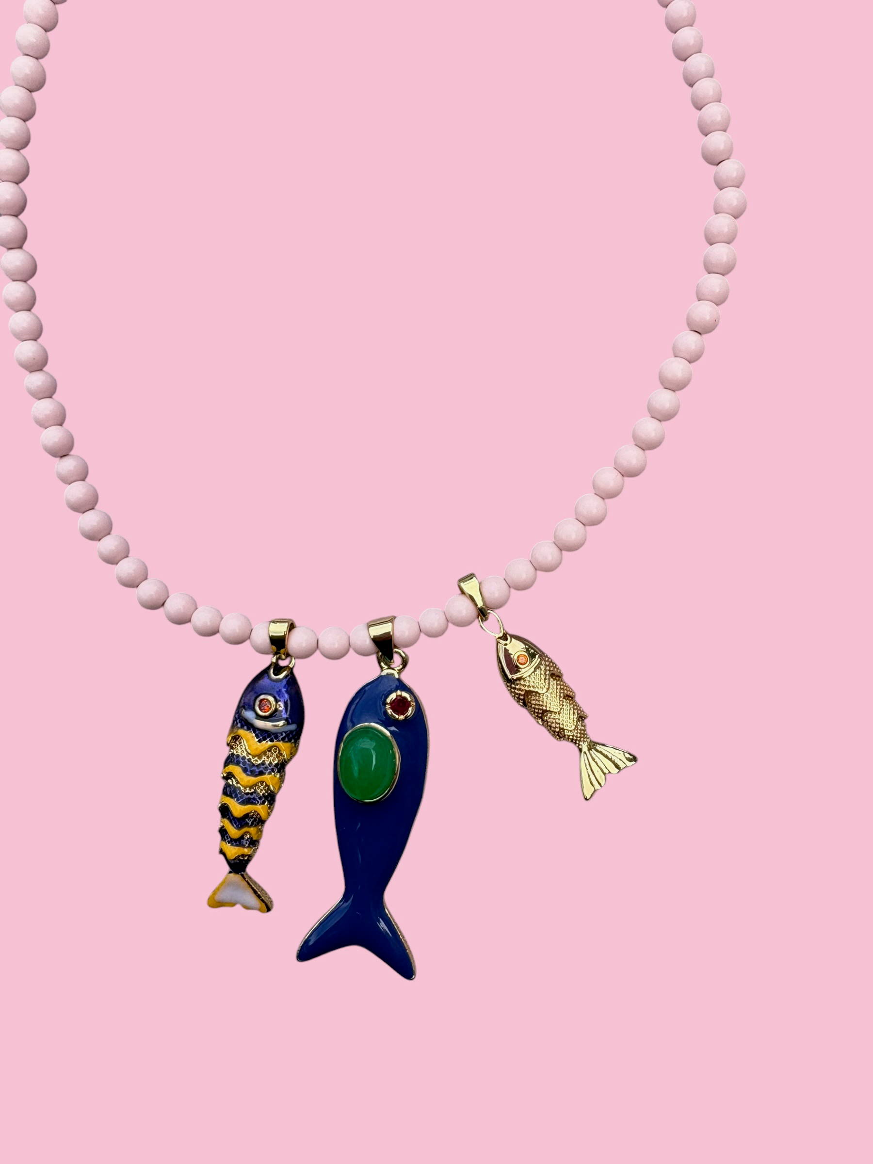 Collana POISSONS - Corallo rosa  mm 6 - chiusura argento 925 - cm 40  chrams pesciolini