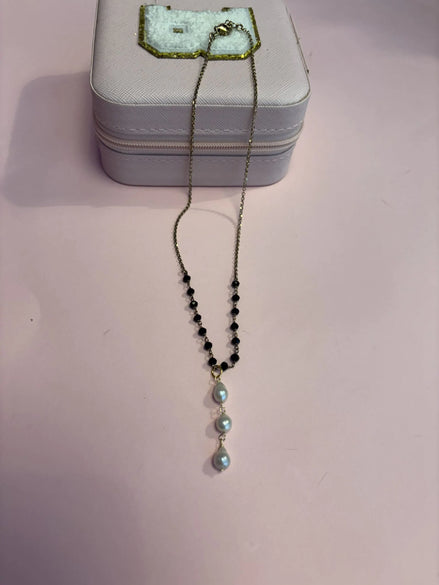 Deliziosa – Collana rosario nero con pendente 3 perle in argento 925 gold