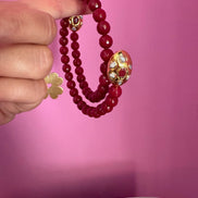 INCANTEVOLE -  Chocker flessibile contrarié  giada ruby sfaccettata con terminali dorati