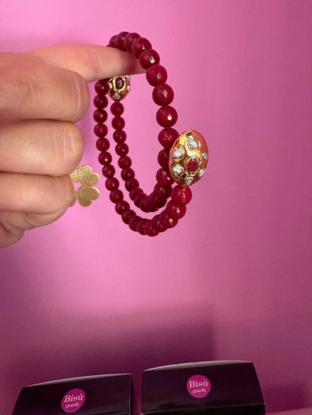 INCANTEVOLE -  Chocker flessibile contrarié  giada ruby sfaccettata con terminali dorati