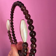 INCANTEVOLE -  Chocker flessibile contrarié  topazio fumé (cm 0,8) sfaccettato con terminali barilotti lunghi conchiglia