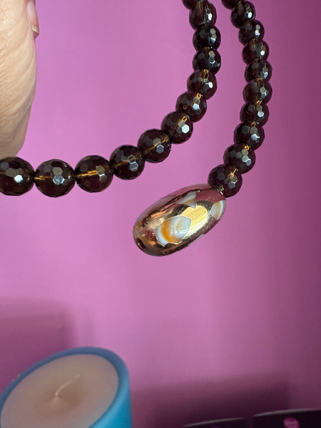 INCANTEVOLE -  Chocker flessibile contrarié  topazio fumé (cm1,2) sfaccettato con terminali ovali dorati agata naturale