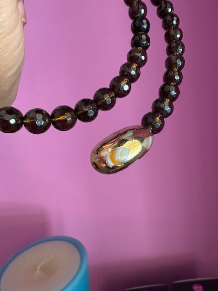 INCANTEVOLE -  Chocker flessibile contrarié  topazio fumé (cm1,2) sfaccettato con terminali ovali dorati agata naturale