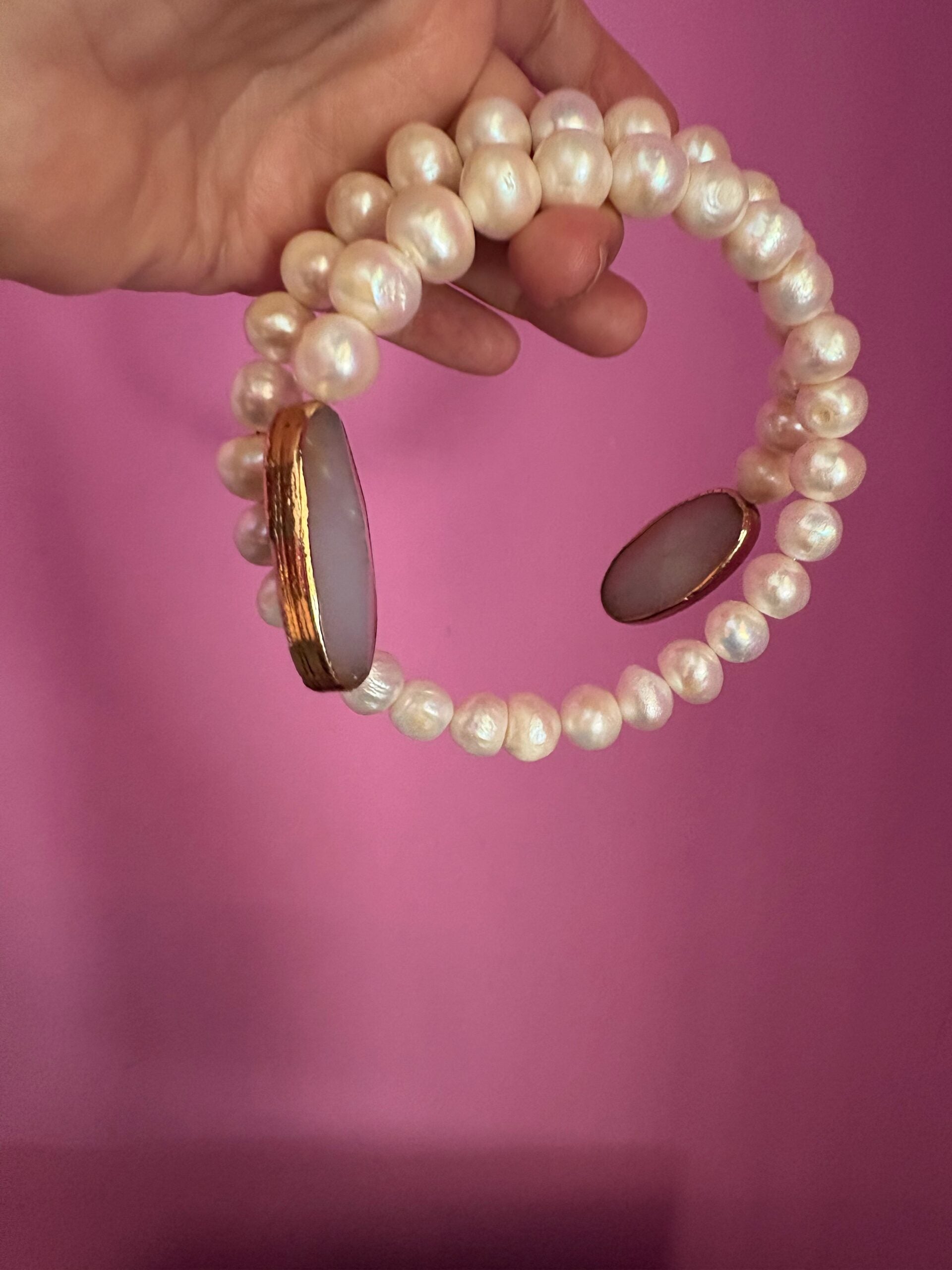 INCANTEVOLE -  Chocker  contrarié   perle coltivate grandi con terminali ovali agata e gold