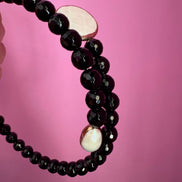 INCANTEVOLE -  Chocker flessibile contrarié  onice sfaccettato con terminali inserti cochiglia