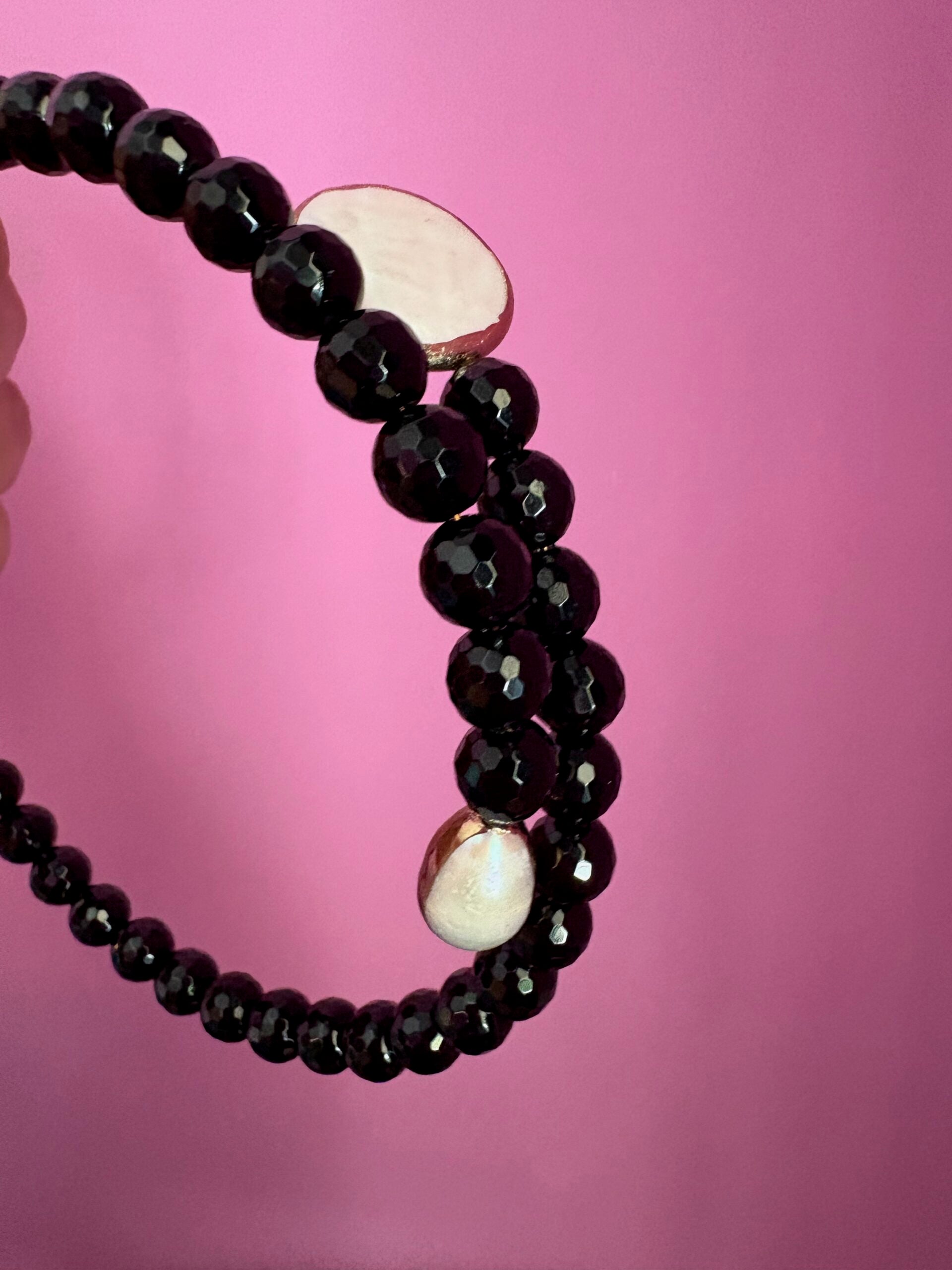 INCANTEVOLE -  Chocker flessibile contrarié  onice sfaccettato con terminali inserti cochiglia