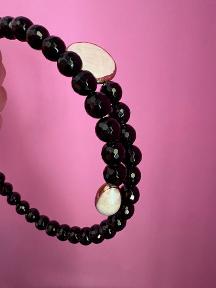 INCANTEVOLE -  Chocker flessibile contrarié  onice sfaccettato con terminali inserti cochiglia