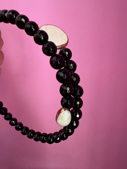 INCANTEVOLE -  Chocker flessibile contrarié  onice sfaccettato con terminali inserti cochiglia
