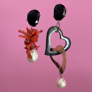 MEDITERRANEA Orecchini Asimmetrici Couture – Corallo Rosso, Perle Barocche e Cuori in Corno