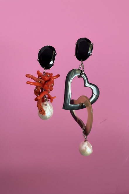 MEDITERRANEA Orecchini Asimmetrici Couture – Corallo Rosso, Perle Barocche e Cuori in Corno