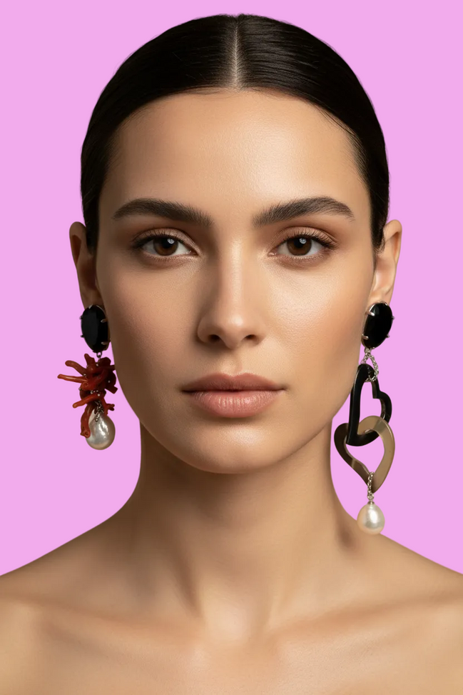 MEDITERRANEA Orecchini Asimmetrici Couture – Corallo Rosso, Perle Barocche e Cuori in Corno