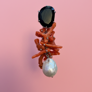 MEDITERRANEA Orecchini Asimmetrici Couture – Corallo Rosso, Perle Barocche e Cuori in Corno