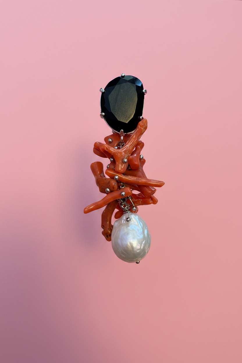 MEDITERRANEA Orecchini Asimmetrici Couture – Corallo Rosso, Perle Barocche e Cuori in Corno