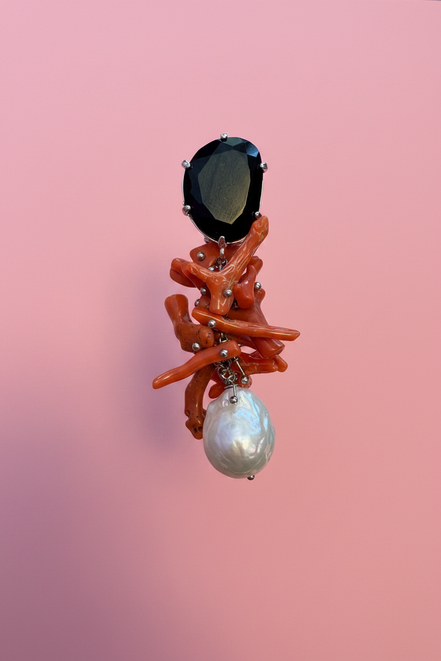 MEDITERRANEA Orecchini Asimmetrici Couture – Corallo Rosso, Perle Barocche e Cuori in Corno