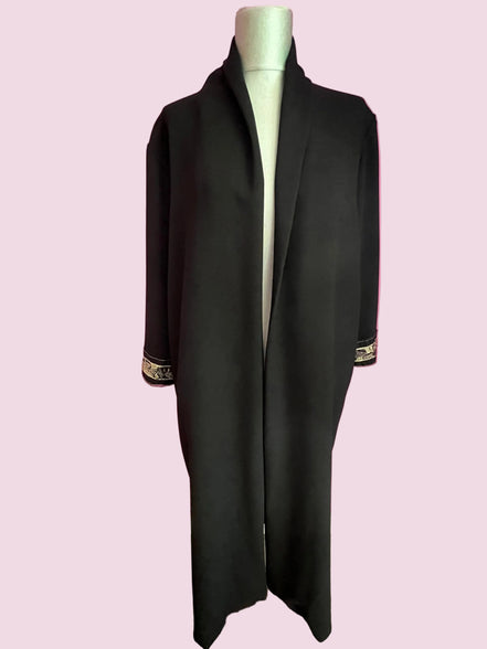 VERSAILLES - Übergangsjacke aus 100 % Wollfoulé in Schwarz mit Posamentenmanschetten