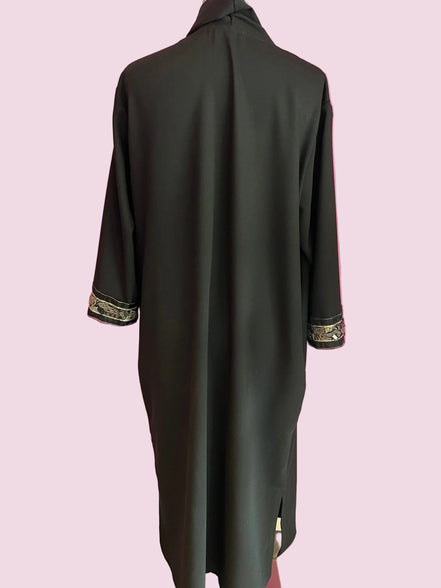 VERSAILLES - Übergangsjacke aus 100 % Wollfoulé in Schwarz mit Posamentenmanschetten