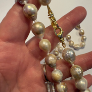 JAIPUR  - Collana sautoir perle barocche e argento 925 doppio moschettone e charms
