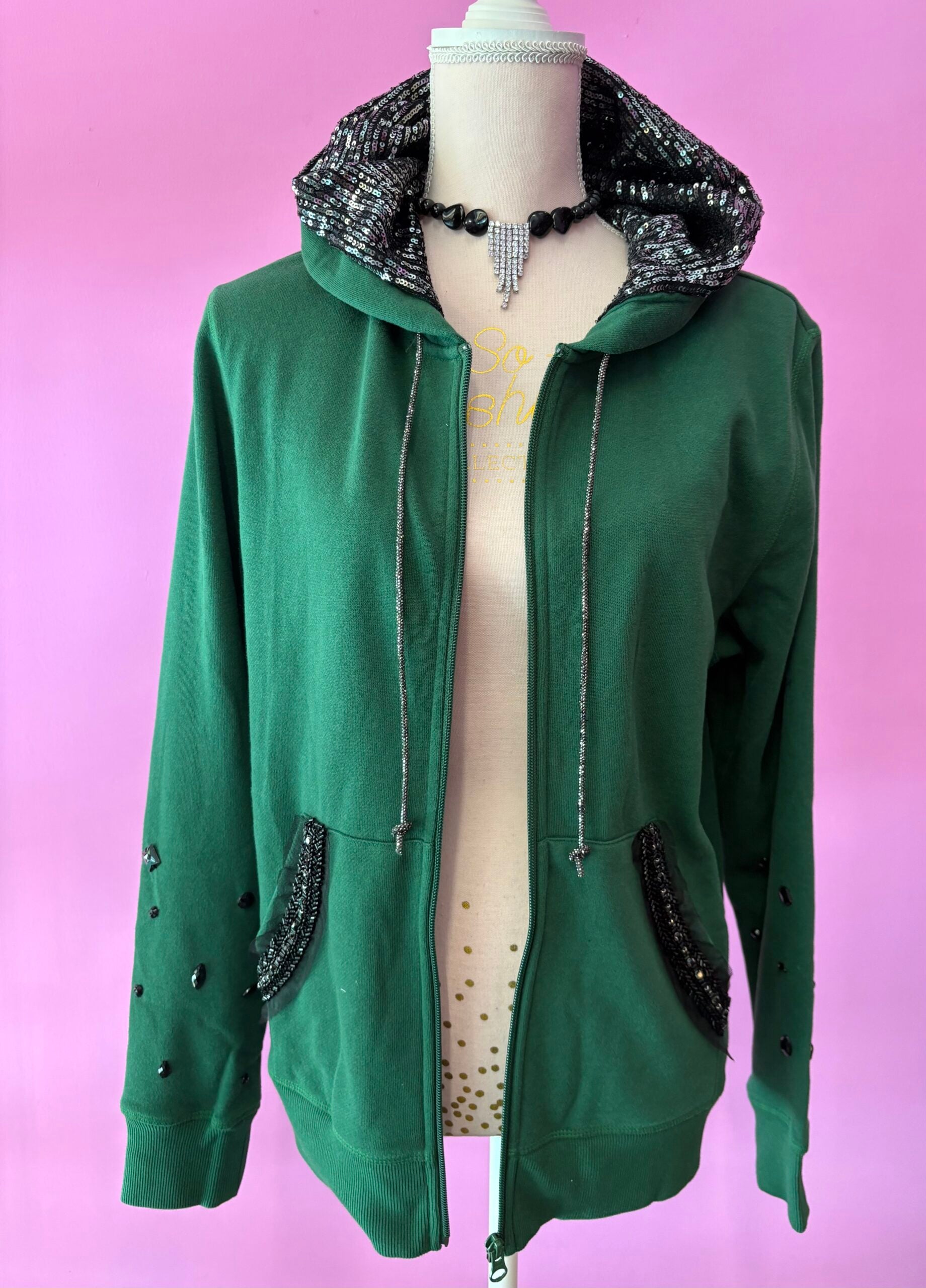 Felpa Gioiello : Felpa verde Oversize con Ricami in Paillettes e Cristalli – Lusso Couture
