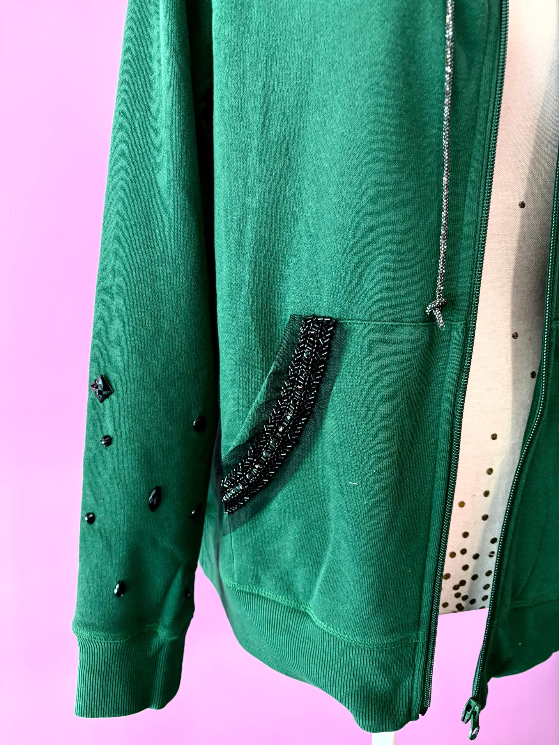 Felpa Gioiello : Felpa verde Oversize con Ricami in Paillettes e Cristalli – Lusso Couture