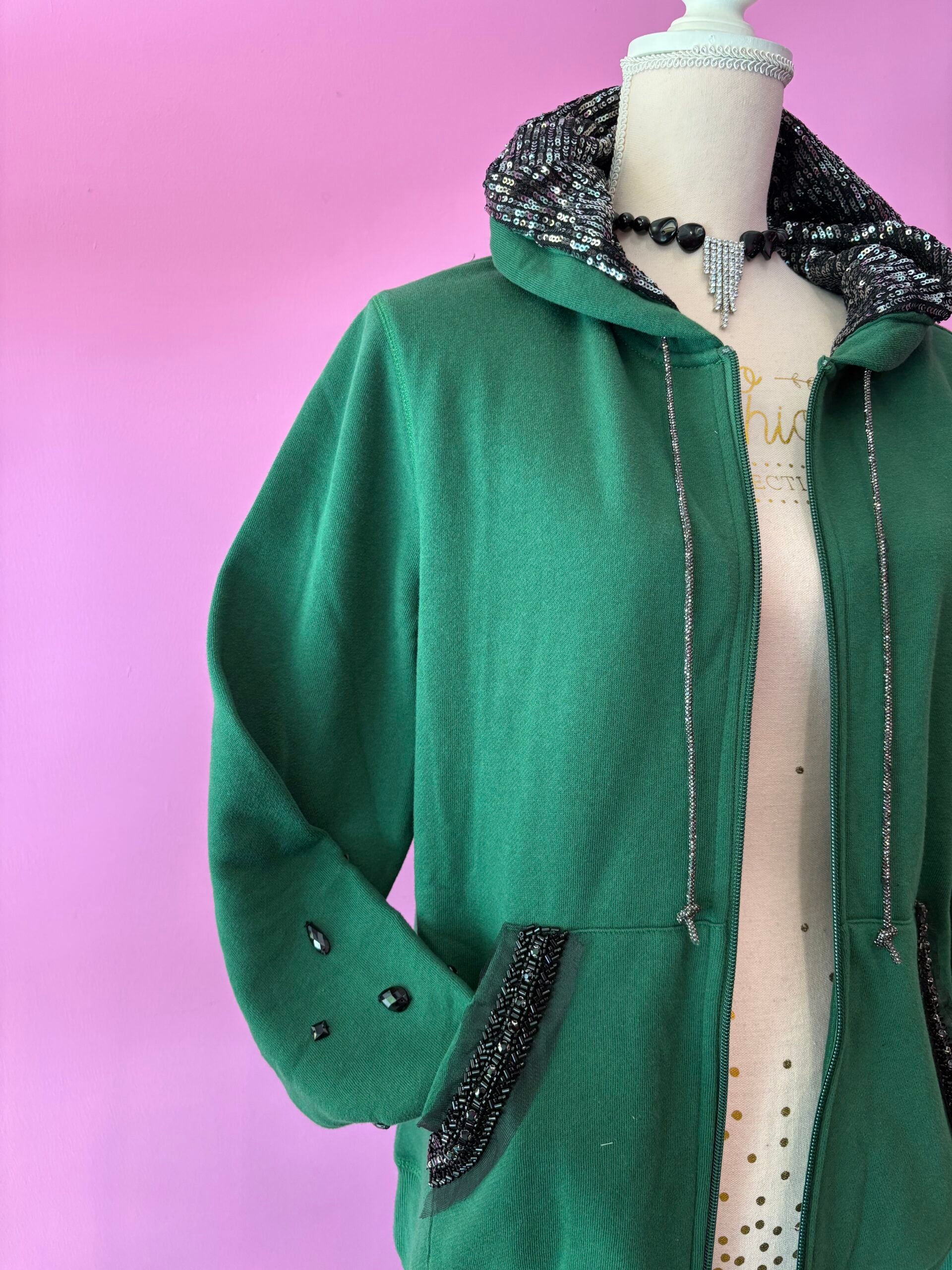 Felpa Gioiello : Felpa verde Oversize con Ricami in Paillettes e Cristalli – Lusso Couture