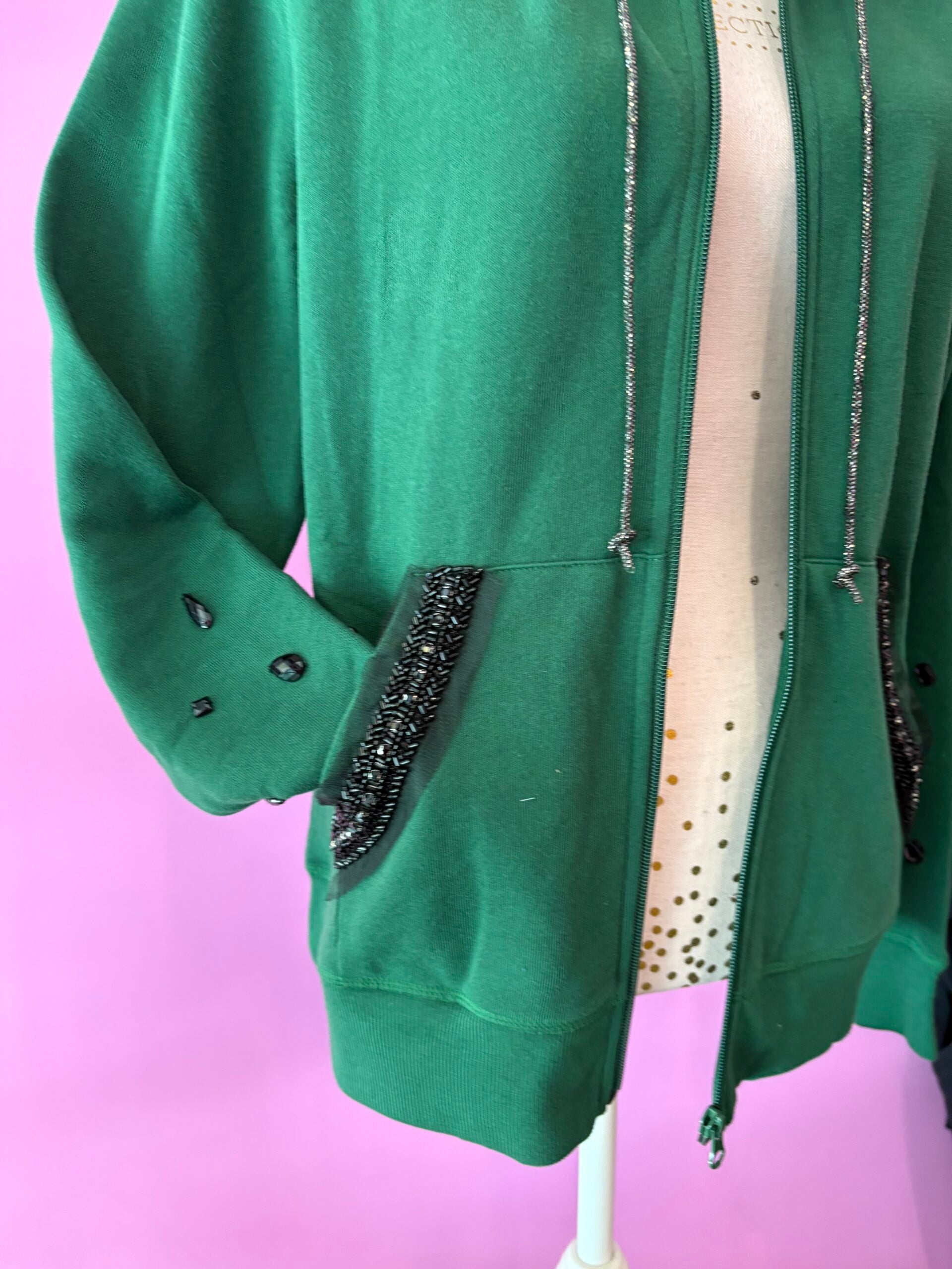 Felpa Gioiello : Felpa verde Oversize con Ricami in Paillettes e Cristalli – Lusso Couture