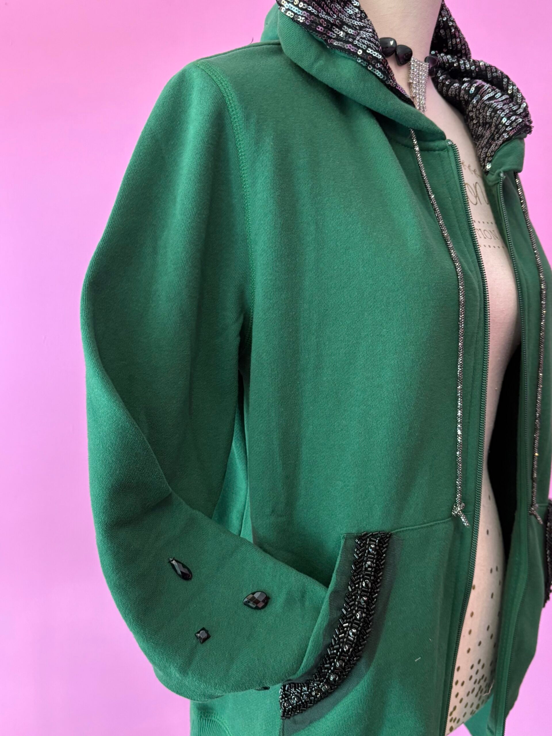 Felpa Gioiello : Felpa verde Oversize con Ricami in Paillettes e Cristalli – Lusso Couture