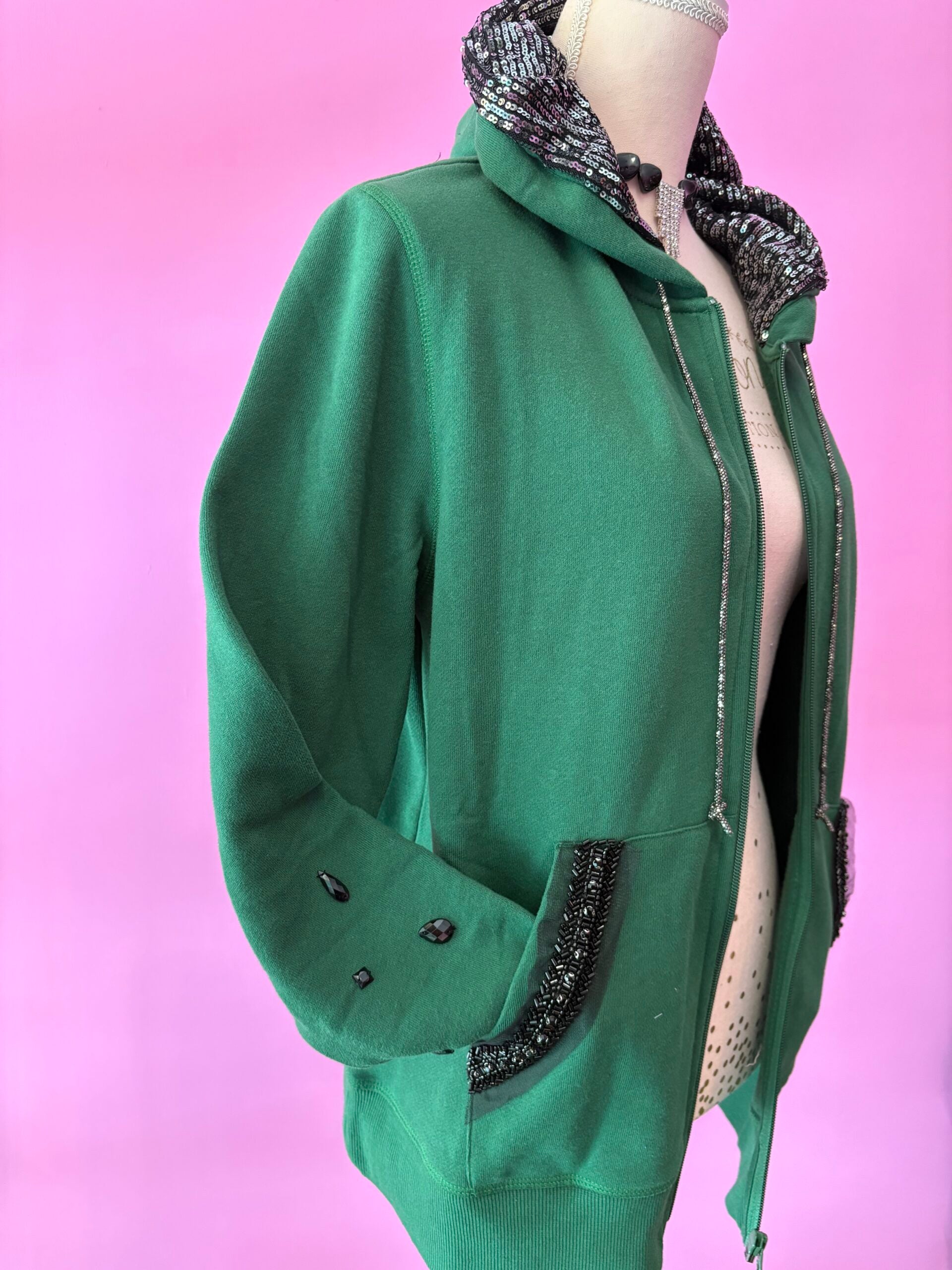 Felpa Gioiello : Felpa verde Oversize con Ricami in Paillettes e Cristalli – Lusso Couture