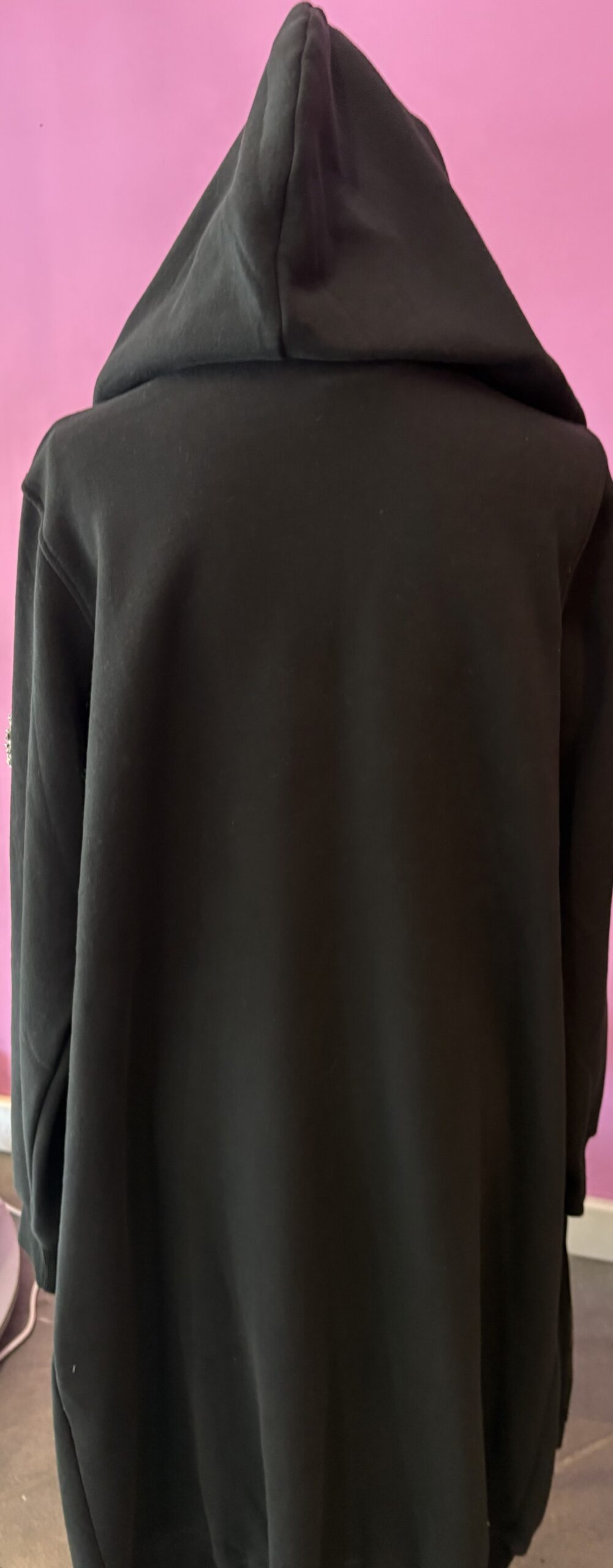 Felpa lunga Gioiello : cappottino Oversize nero con Ricami in Paillettes e Cristalli – Lusso Couture