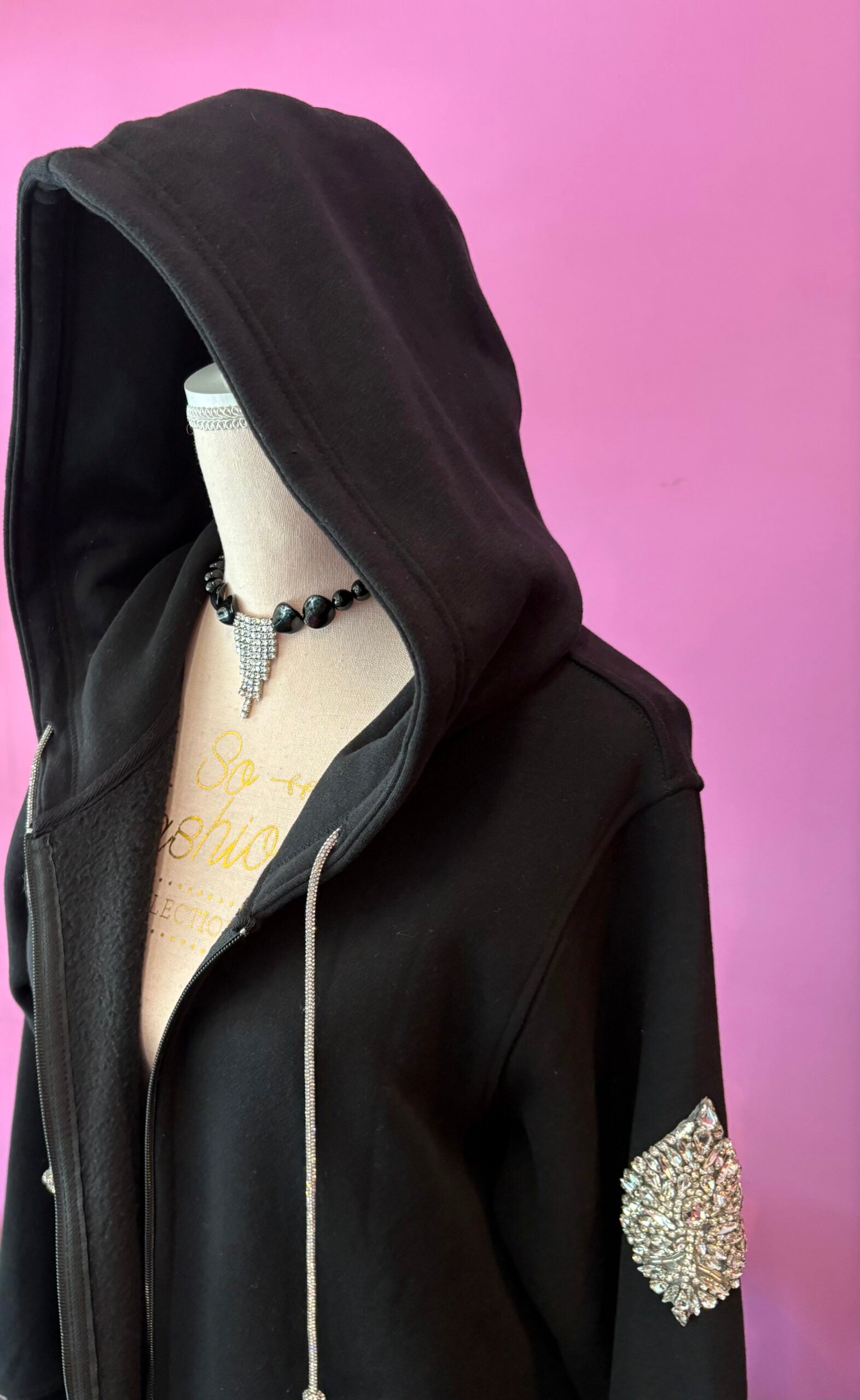 Felpa lunga Gioiello : cappottino Oversize nero con Ricami in Paillettes e Cristalli – Lusso Couture