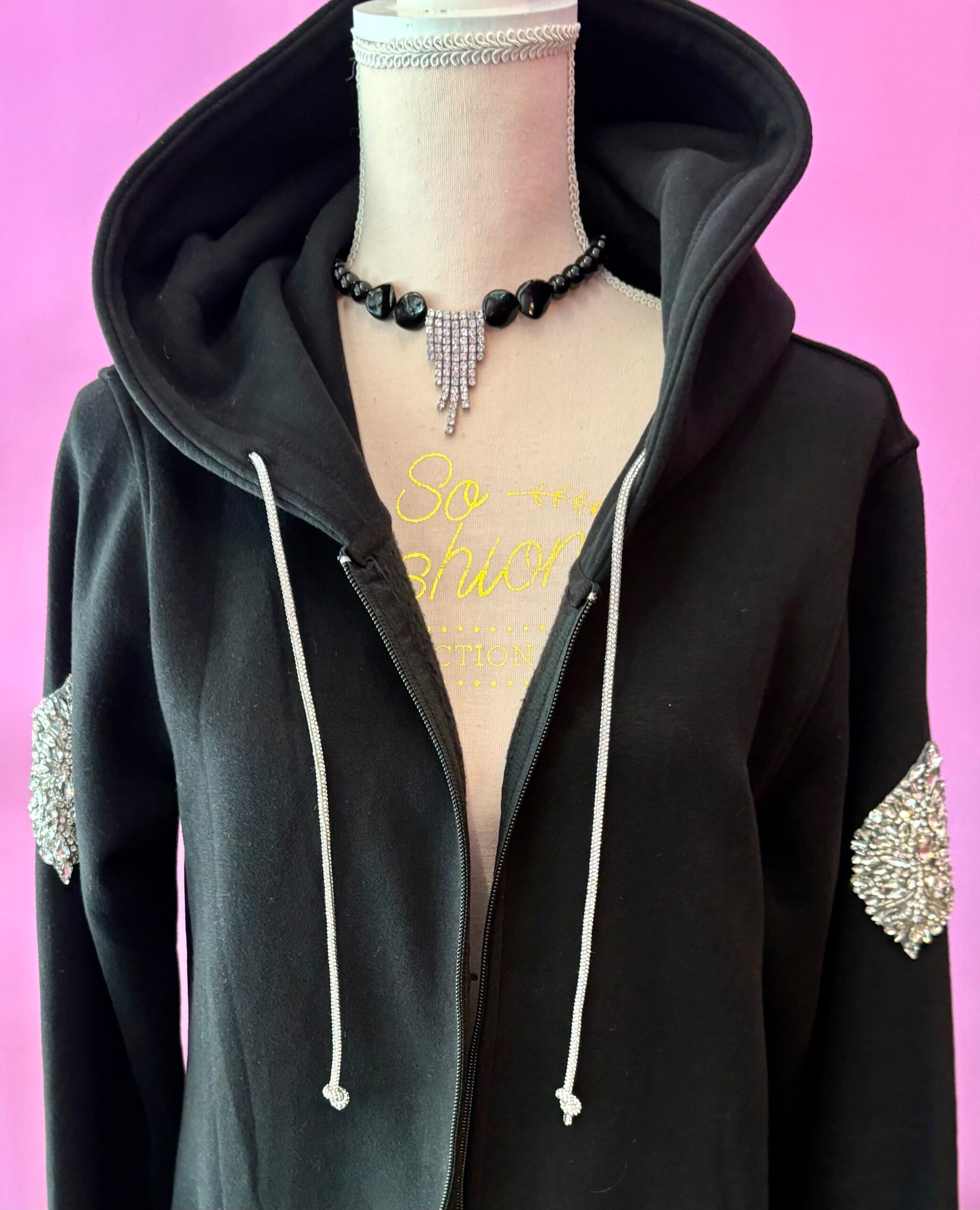 Felpa lunga Gioiello : cappottino Oversize nero con Ricami in Paillettes e Cristalli – Lusso Couture