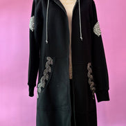 Felpa lunga Gioiello : cappottino Oversize nero con Ricami in Paillettes e Cristalli – Lusso Couture