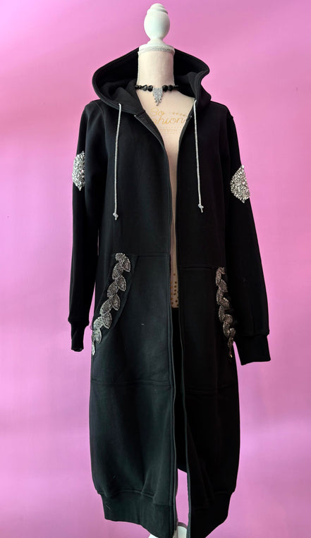 Felpa lunga Gioiello : cappottino Oversize nero con Ricami in Paillettes e Cristalli – Lusso Couture
