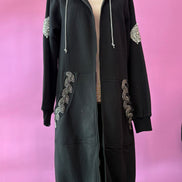 Felpa lunga Gioiello : cappottino Oversize nero con Ricami in Paillettes e Cristalli – Lusso Couture