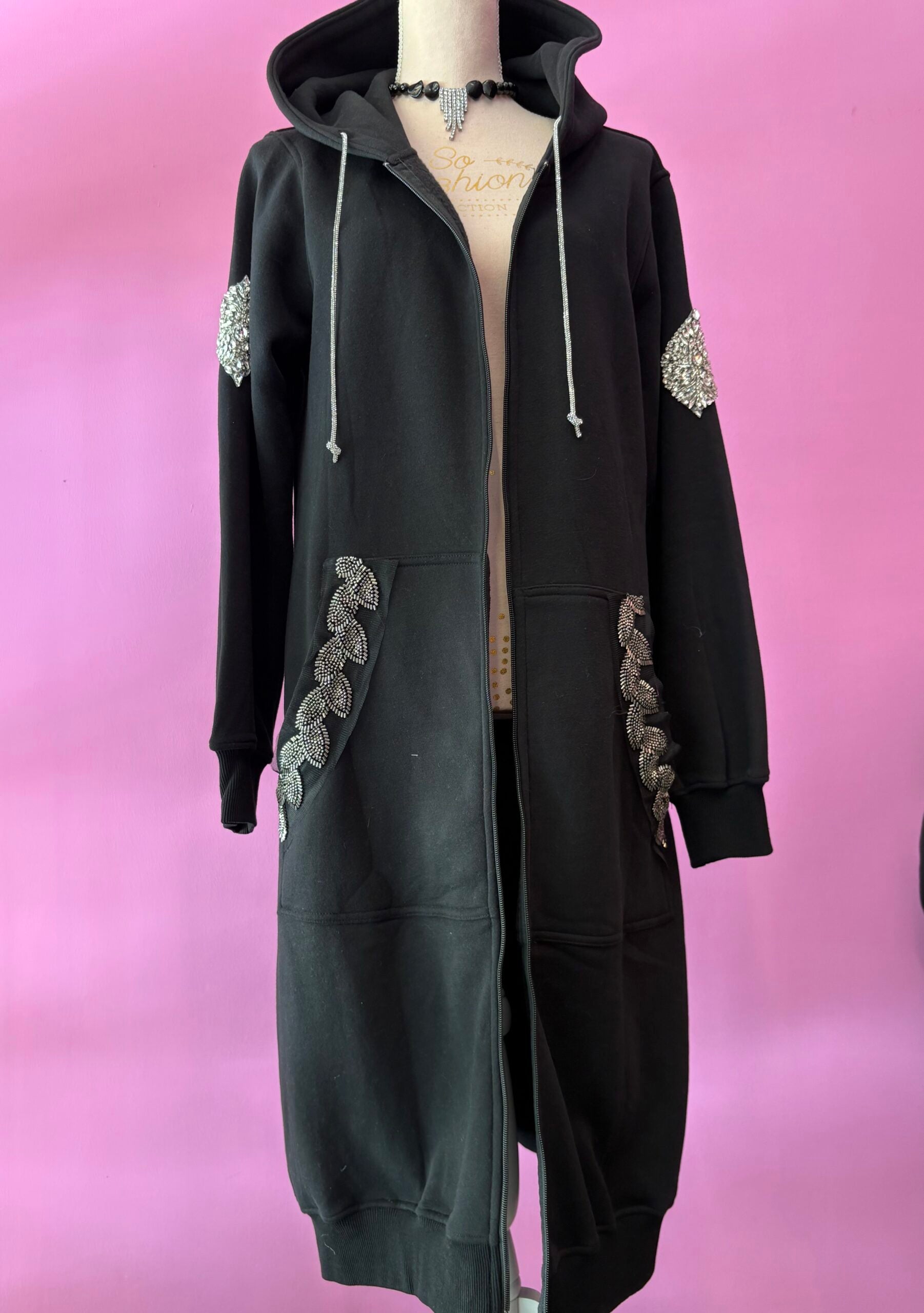 Felpa lunga Gioiello : cappottino Oversize nero con Ricami in Paillettes e Cristalli – Lusso Couture