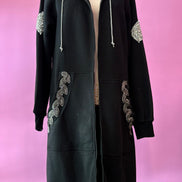 Felpa lunga Gioiello : cappottino Oversize nero con Ricami in Paillettes e Cristalli – Lusso Couture