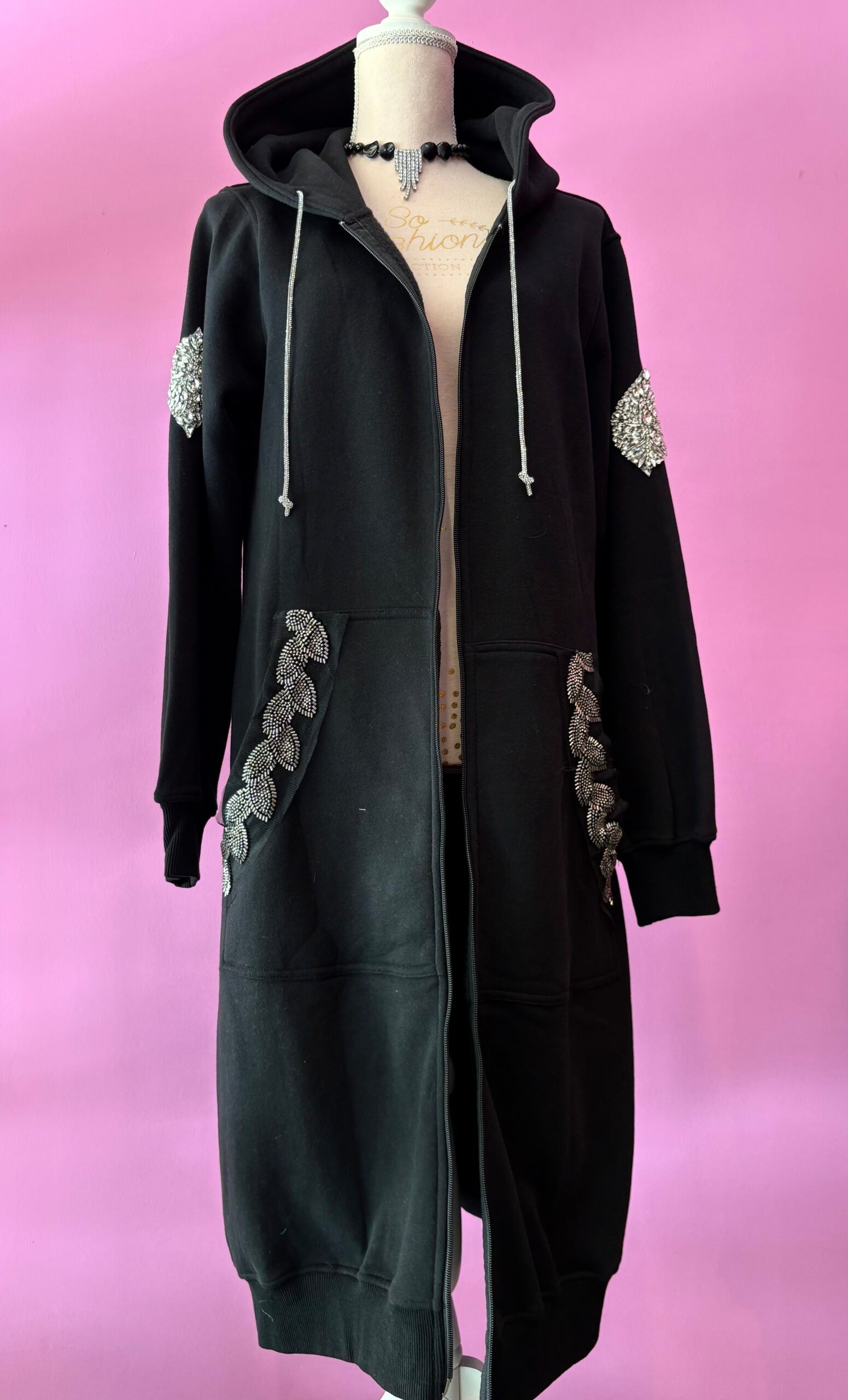 Felpa lunga Gioiello : cappottino Oversize nero con Ricami in Paillettes e Cristalli – Lusso Couture