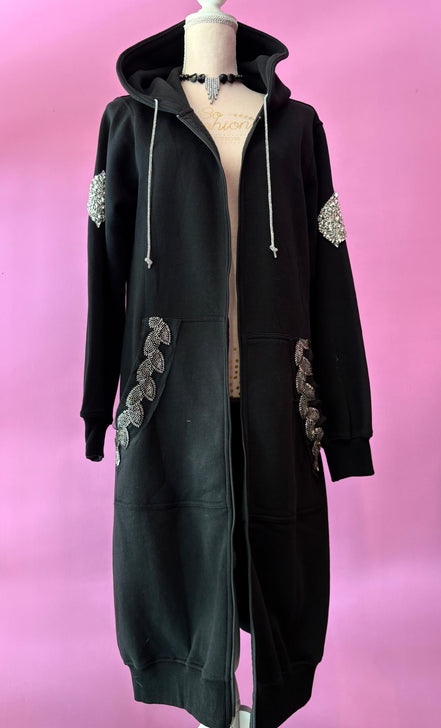Felpa lunga Gioiello : cappottino Oversize nero con Ricami in Paillettes e Cristalli – Lusso Couture