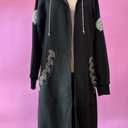 Felpa lunga Gioiello : cappottino Oversize nero con Ricami in Paillettes e Cristalli – Lusso Couture