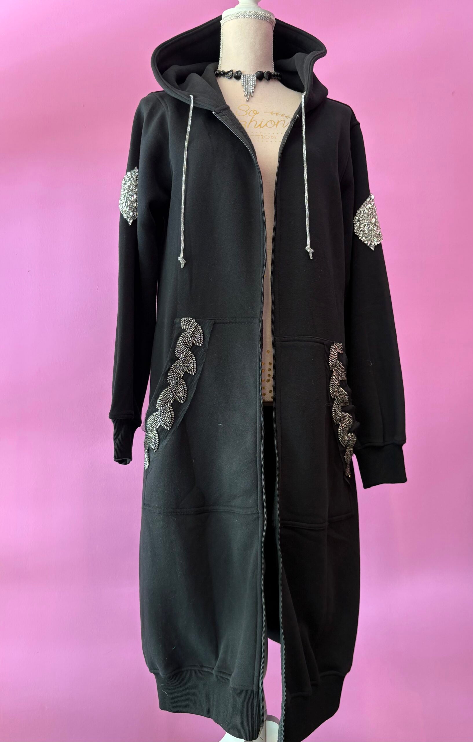 Felpa lunga Gioiello : cappottino Oversize nero con Ricami in Paillettes e Cristalli – Lusso Couture