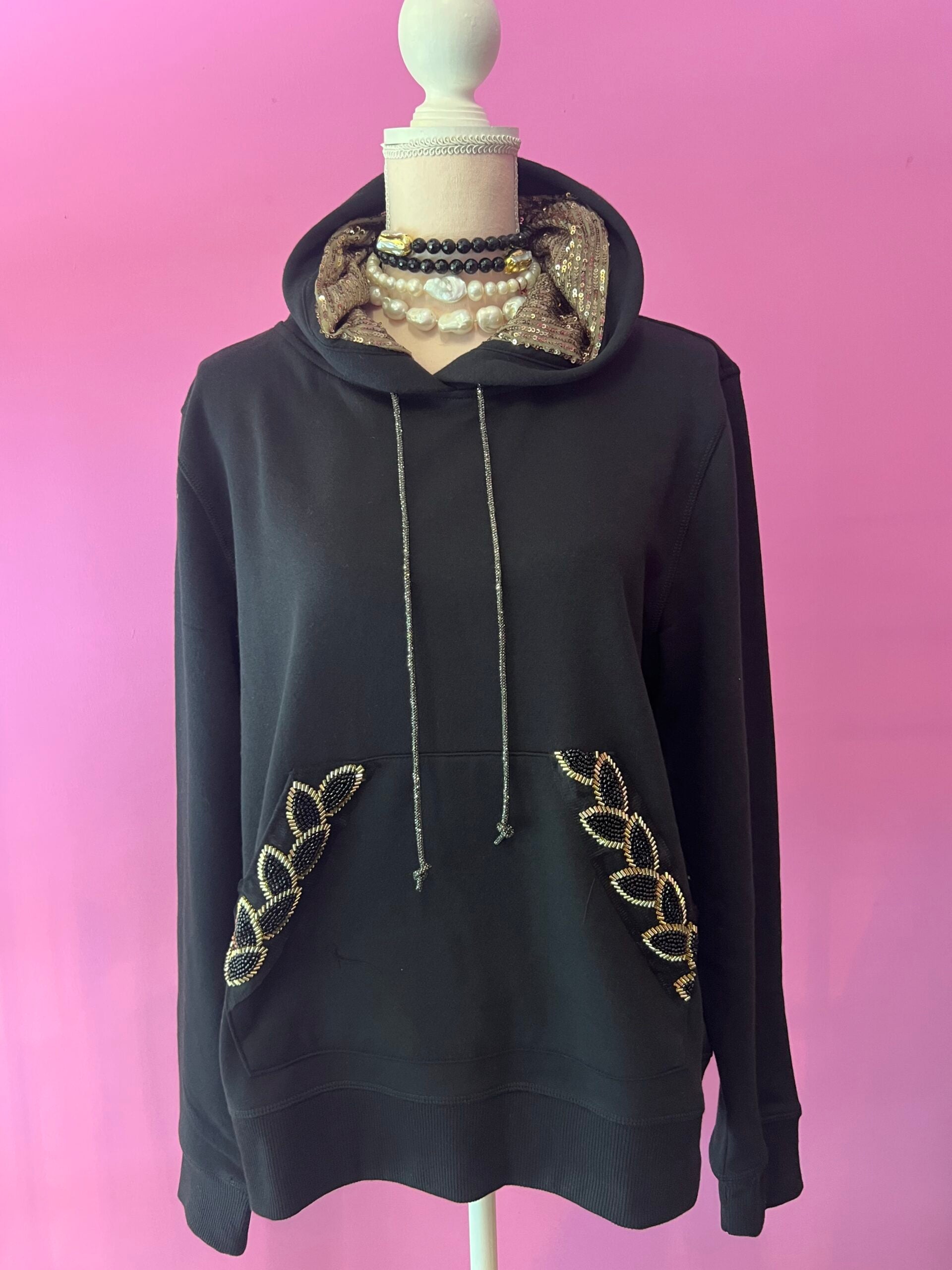 Felpa Gioiello : Felpa nera Oversize con Ricami in Paillettes e Cristalli – Lusso Couture